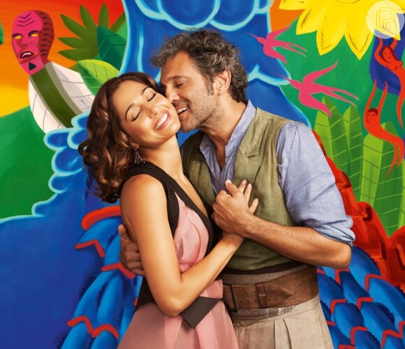 Tereza (Camila Pitanga) e Santo (Domingos Montagner) se beijam, na novela 'Velho Chico'