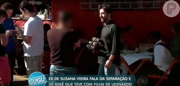 Sem trabalho na TV e no teatro, o ator Sandro Pedroso também vende pulseiras nas ruas de São Paulo