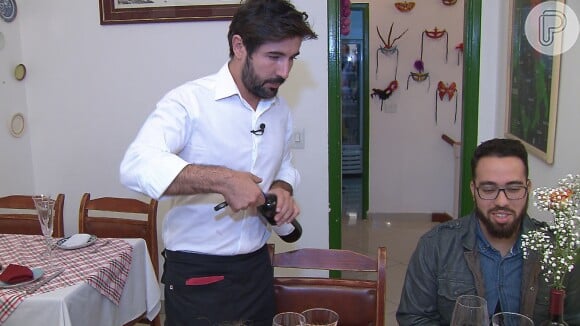 Para complementar a renda, Sandro Pedroso faz bicos como garçom no restaurante de um amigo, em São Paulo