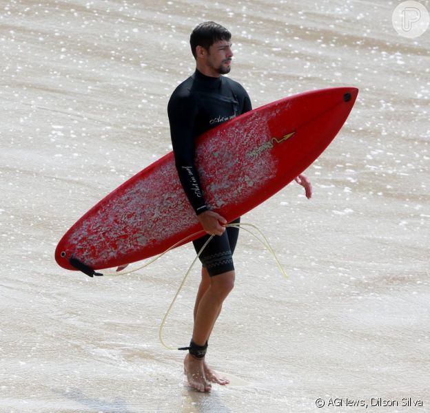 Cauã Reymond mostra habilidade com prancha de surf nas águas da Prainha, na Barra da Tijuca, nesta quinta-feira, dia 05 de maio de 2016