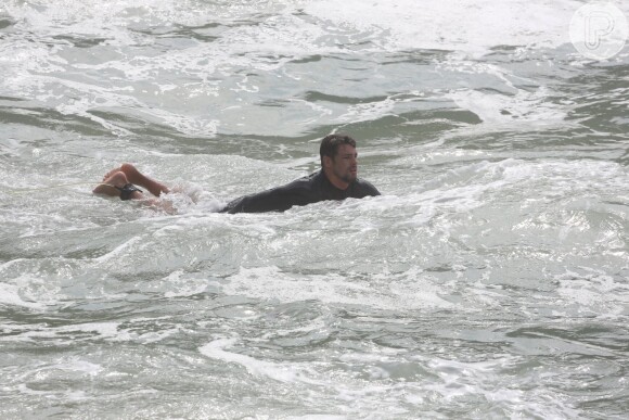 Cauã Reymond mostra habilidade com prancha de surf nas águas da Prainha, na Barra da Tijuca, nesta quinta-feira, dia 05 de maio de 2016
