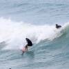 Cauã Reymond mostra habilidade com prancha de surf nas águas da Prainha, na Barra da Tijuca, nesta quinta-feira, dia 05 de maio de 2016