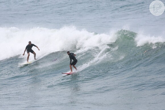 Cauã Reymond mostra habilidade com prancha de surf nas águas da Prainha, na Barra da Tijuca, nesta quinta-feira, dia 05 de maio de 2016