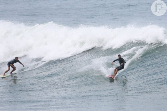 Cauã Reymond mostra habilidade com prancha de surf nas águas da Prainha, na Barra da Tijuca, nesta quinta-feira, dia 05 de maio de 2016