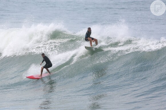 Cauã Reymond mostra habilidade com prancha de surf nas águas da Prainha, na Barra da Tijuca, nesta quinta-feira, dia 05 de maio de 2016