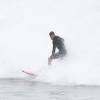 Cauã Reymond mostra habilidade com prancha de surf nas águas da Prainha, na Barra da Tijuca, nesta quinta-feira, dia 05 de maio de 2016