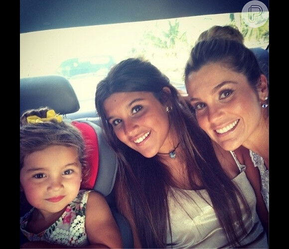 Flávia Alessandra posa com as filhas, Olívia e Giulia: 'Aprendo muito'