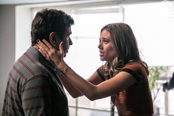 Cassandra (Juliana Paiva) avisa Hugo (Orã Figueiredo) que Débora (Olivia Torres) foi morar com Suely (Danielle Winits) e arma um plano com ele para desmascará-la, na novela 'Totalmente Demais'
