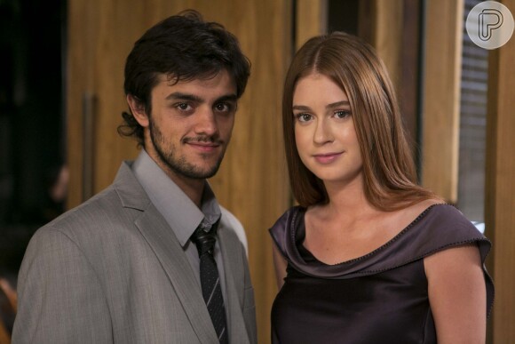 Jonatas (Felipe Simas) e Eliza (Marina Ruy Barbosa) estarão namorando quando o rapaz não aceita a viagem da modelo para a França, na novela 'Totalmente Demais'