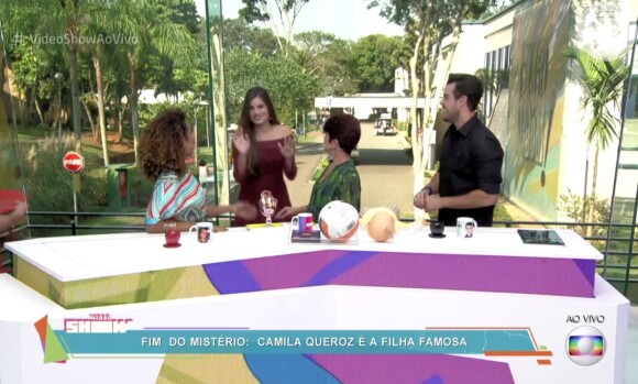 Camila Queiroz brincou com a mãe, Eliane, ao entrar no estúdio do 'Vídeo Show': 'Está mentindo. Não tinha nada de cegonho'