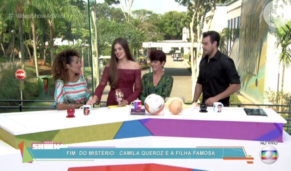 Camila Queiroz fez um pedido ao participar do 'Vídeo Show' ao lado da mãe, Eliane: 'Não tenho a minha canequinha com foto'