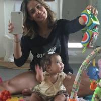 Deborah Secco mostra a filha, Maria Flor, de 5 meses, sentada: 'Passando rápido'