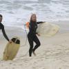 Leticia Spiller curte o dia surfando em praia do Rio