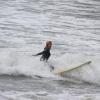 Leticia Spiller vibra ao conseguir surfar na prancha de longboard