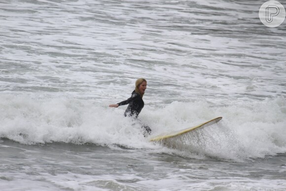 Leticia Spiller vibra ao conseguir surfar na prancha de longboard