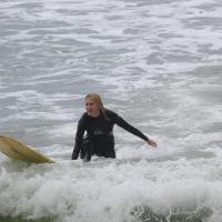 Leticia Spiller aprende a surfar em praia carioca na companhia do filho, Pedro
