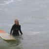 Leticia Spiller surfa com prancha de longboard