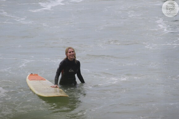 Leticia Spiller surfa com prancha de longboard