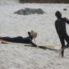 Leticia Spiller treina na areia antes de ir para o mar surfar