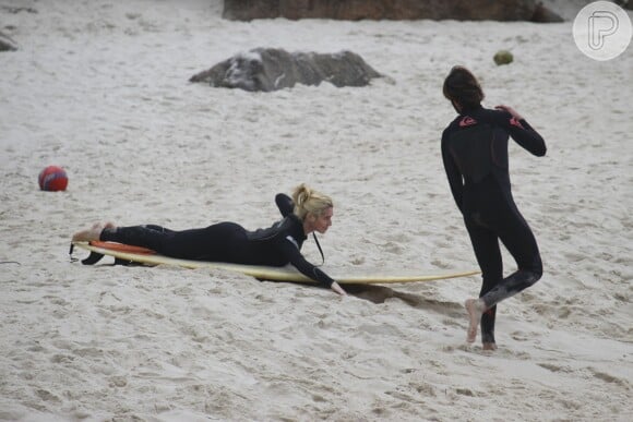 Leticia Spiller treina na areia antes de ir para o mar surfar