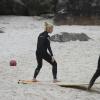 Leticia Spiller treina na areia antes de surfar