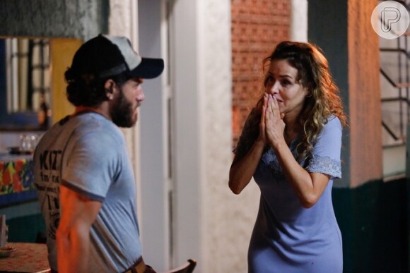 Bêbado, Dino (Paulo Rocha) se encontra com Gilda (Leona Cavalli) novamente e Hugo (Orã Figueiredo) aparece para defendê-la, na reta final da novela 'Totalmente Demais'