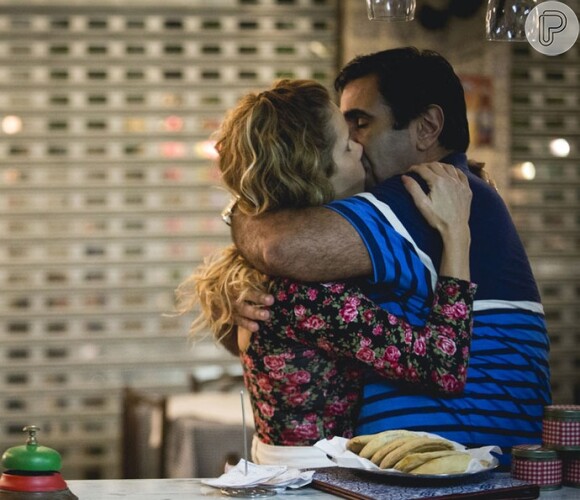 Dino (Paulo Rocha) diz a Gilda (Leona Cavalli) que sabe de seu namoro com Hugo (Orã Figueiredo) e a pressiona a conseguir dinheiro com o milionário, na reta final da novela 'Totalmente Demais'