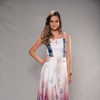 Juliana Paiva vai com vestido de R$ 63 em coletiva de novela 'Além do Horizonte'
