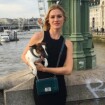 Fiorella Mattheis faz passeio por Londres acompanhada de sua cadela, Panda