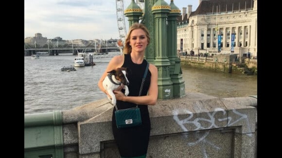 Fiorella Mattheis faz passeio por Londres acompanhada de sua cadela, Panda