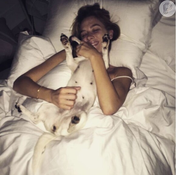 Fiorella Mattheis ganhou a cadela de Alexandre Pato e a levou para Londres, quando se mudou para a cidade