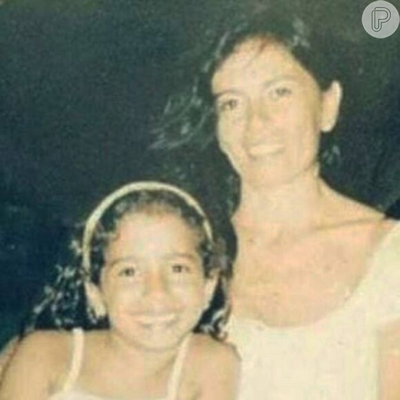 Anitta postou uma foto quando criança ao lado de sua mãe