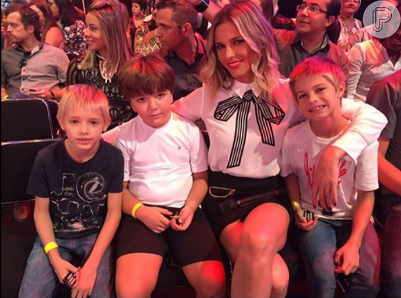 Fernanda Lima levou os filhos gêmeos, João e Francisco, para assistir o 'Superstar' ao vivo neste domingo, dia 08 de maio de 2016