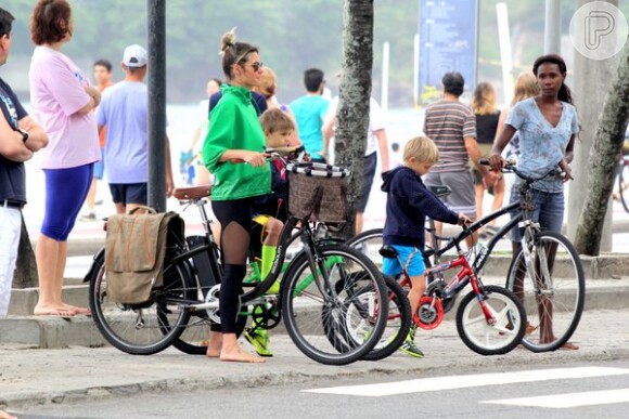 Fernanda Lima passeia de bicicleta com os filhos na praia
