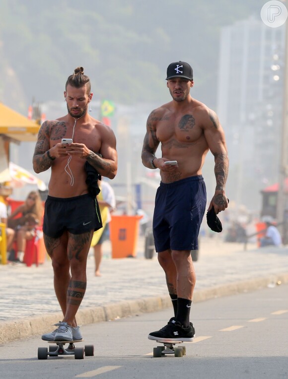 Lucas Lucco anda de skate e se exercita em uma praia da Zona Zul do Rio neste domingo, dia 08 de maio de 2016