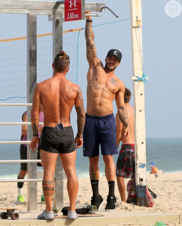 Lucas Lucco anda de skate e se exercita em uma praia da Zona Zul do Rio neste domingo, dia 08 de maio de 2016