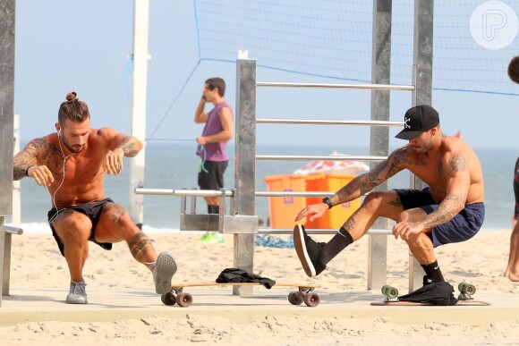 Lucas Lucco anda de skate e se exercita em uma praia da Zona Zul do Rio neste domingo, dia 08 de maio de 2016