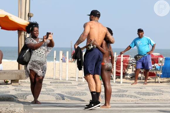Lucas Lucco anda de skate e se exercita em uma praia da Zona Zul do Rio neste domingo, dia 08 de maio de 2016