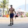 Lucas Lucco anda de skate e se exercita em uma praia da Zona Zul do Rio neste domingo, dia 08 de maio de 2016