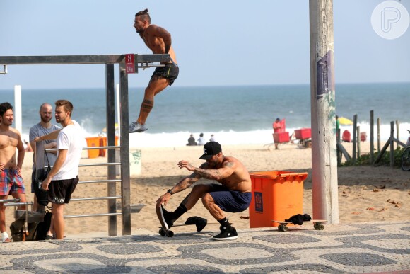Lucas Lucco anda de skate e se exercita em uma praia da Zona Zul do Rio neste domingo, dia 08 de maio de 2016