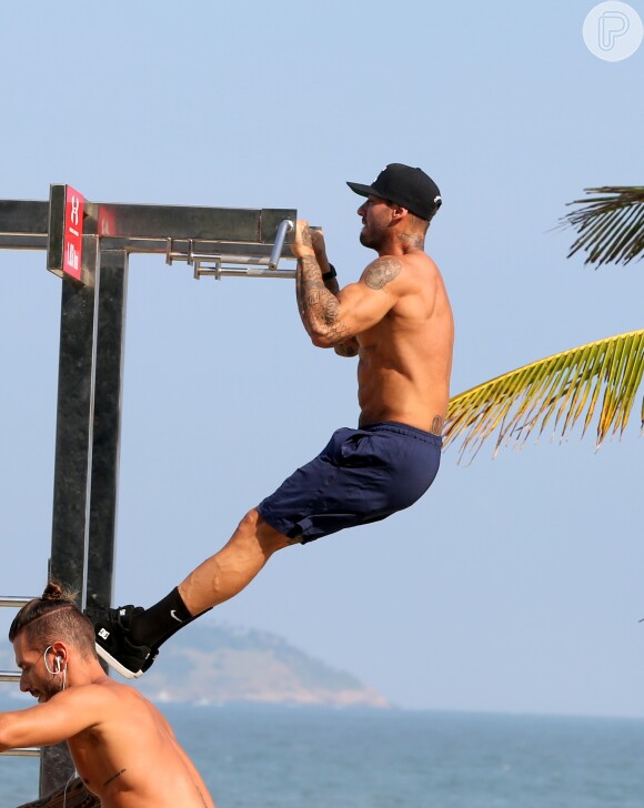 Lucas Lucco anda de skate e se exercita em uma praia da Zona Zul do Rio neste domingo, dia 08 de maio de 2016
