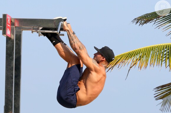 Lucas Lucco anda de skate e se exercita em uma praia da Zona Zul do Rio neste domingo, dia 08 de maio de 2016