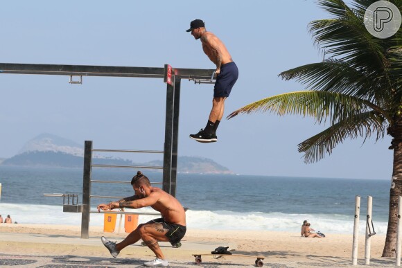 Lucas Lucco anda de skate e se exercita em uma praia da Zona Zul do Rio neste domingo, dia 08 de maio de 2016