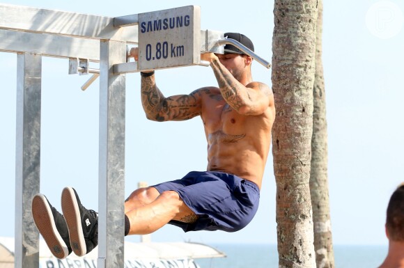 Lucas Lucco anda de skate e se exercita em uma praia da Zona Zul do Rio neste domingo, dia 08 de maio de 2016