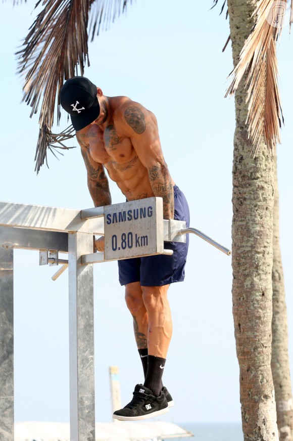 Lucas Lucco anda de skate e se exercita em uma praia da Zona Zul do Rio neste domingo, dia 08 de maio de 2016