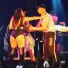 Anitta impede que segurança expulse fã de palco durante show no Recife, em 7 de maio de 2016