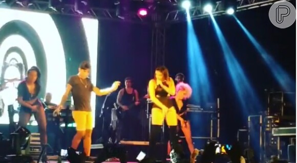 Um fã subiu ao palco para dançar 'Bang' com Anitta e foi observado pela cantora