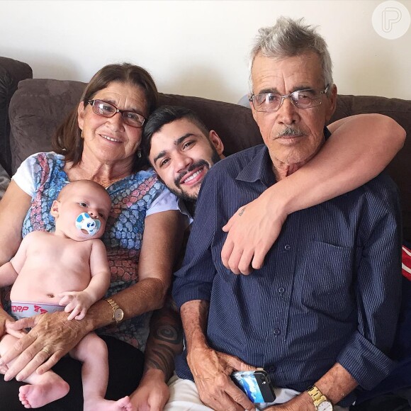 Gusttavo Lima posa ao lado da mãe, Sebastiana, e o pai, Alcino