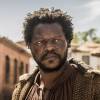 Omar (Bukassa Kabengele) revela ser coronel caçador de conspiradores e dá voz de prisão a Xavier (Bruno Ferrari), na novela 'Liberdade, Liberdade'