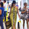 Ana Paula Renault esbanjou elegância ao desfilar com um modelito amarelo no aeroporto
